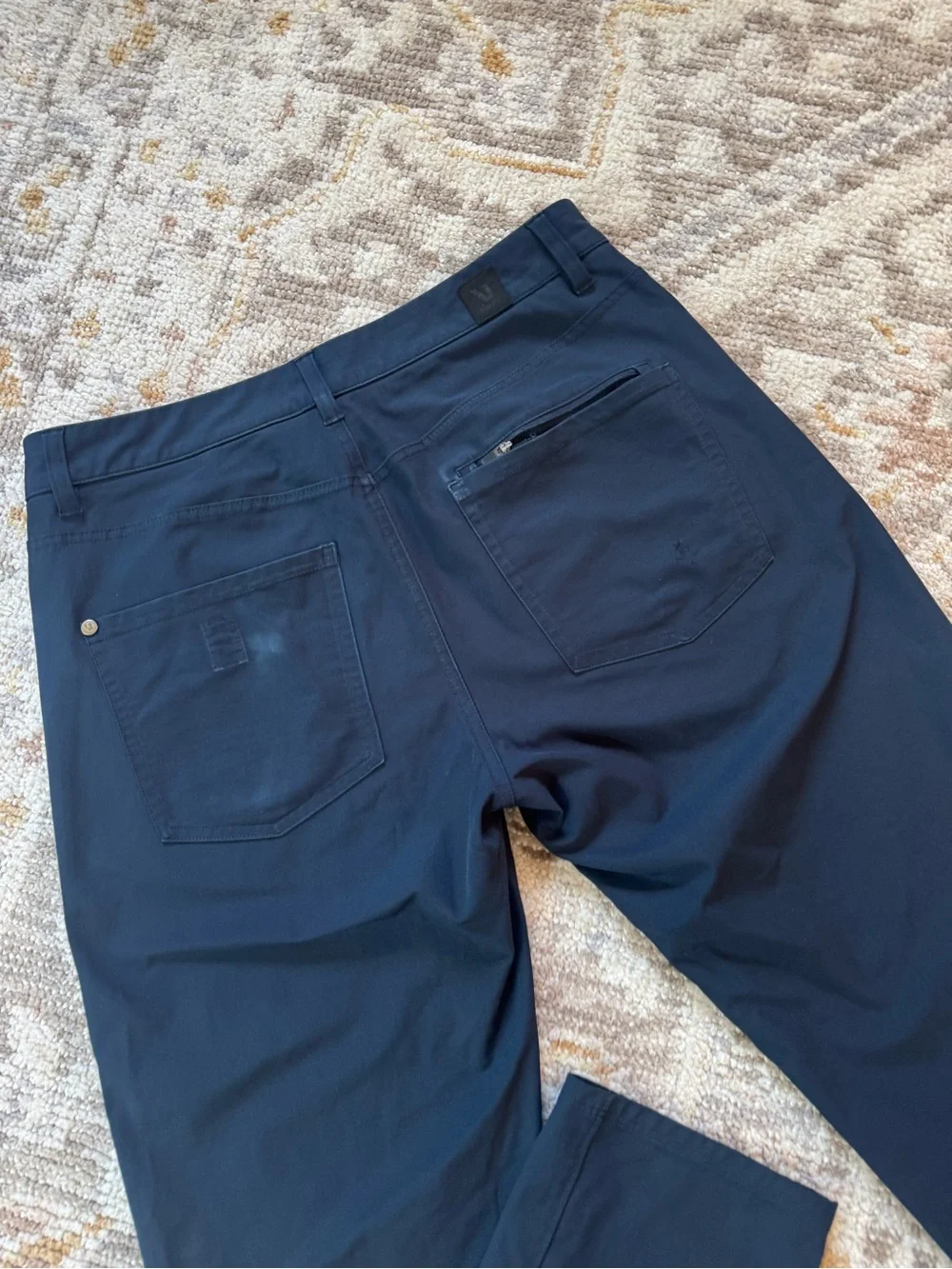 Vuori Meta Pant Men’s Navy Blue Stretch Athleisure Golf Chino Pants Flaw